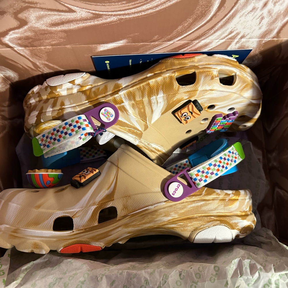 CROCS Cinnamon Toast Crunch